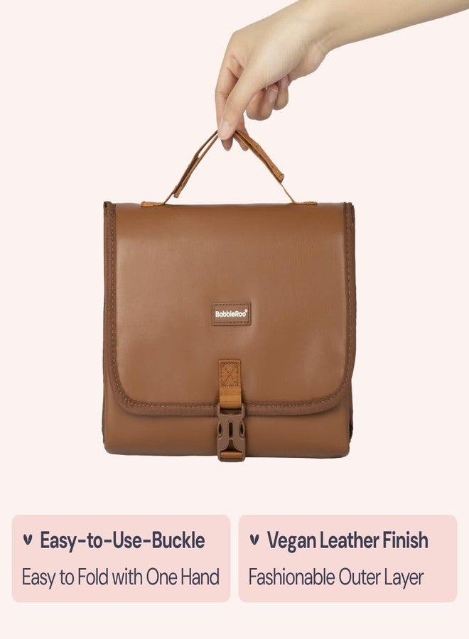 بابل رو وسادة تغيير حفاضات الأطفال من BabbleRoo - وسادة تغيير حفاضات مريحة محمولة، صغيرة الحجم، تناسب أي حقيبة حفاضات - خفيفة الوزن وناعمة بتصميمات لطيفة، وجيوب مريحة، ودعم إضافي للرأس - بني - Image 3