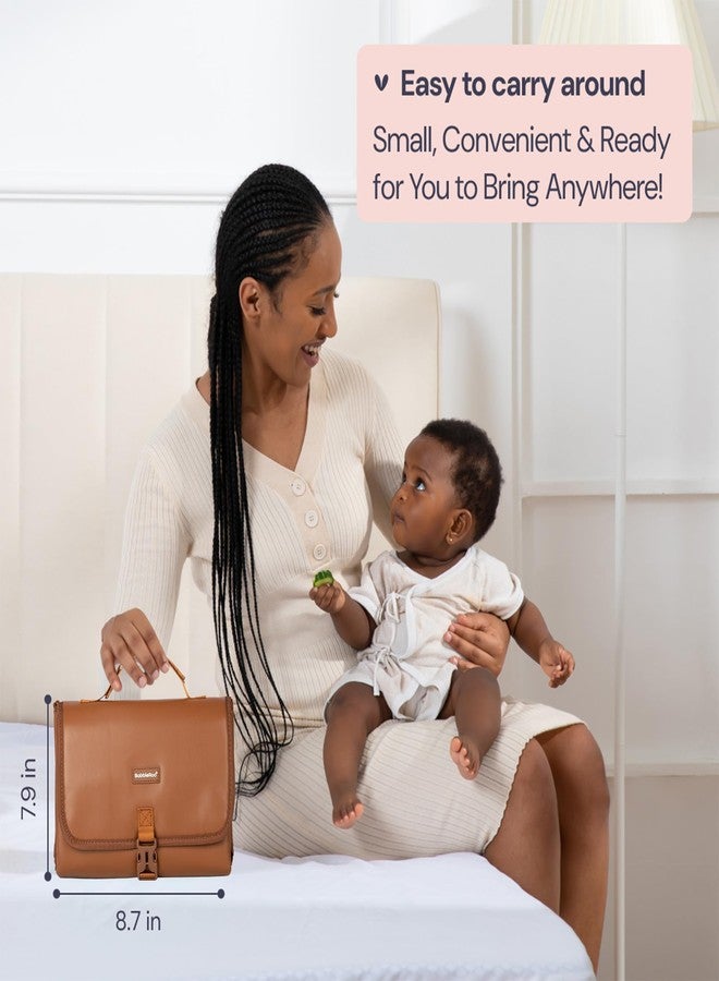 بابل رو وسادة تغيير حفاضات الأطفال من BabbleRoo - وسادة تغيير حفاضات مريحة محمولة، صغيرة الحجم، تناسب أي حقيبة حفاضات - خفيفة الوزن وناعمة بتصميمات لطيفة، وجيوب مريحة، ودعم إضافي للرأس - بني - Image 2