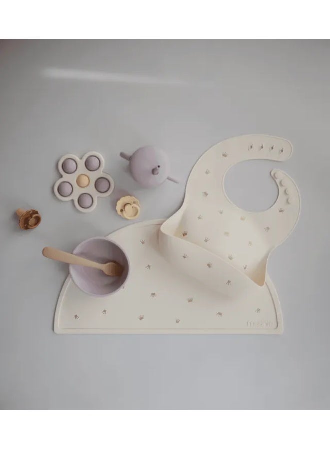 mushie مريلة سيليكون موشي بتصميم تيجان - Image 4