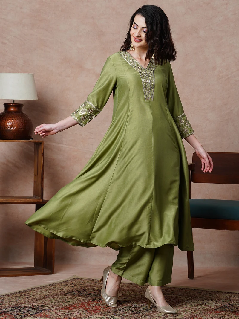 جلو باص Women Floral Embroidered Sequinned A Line Kurta & Trouser Set
