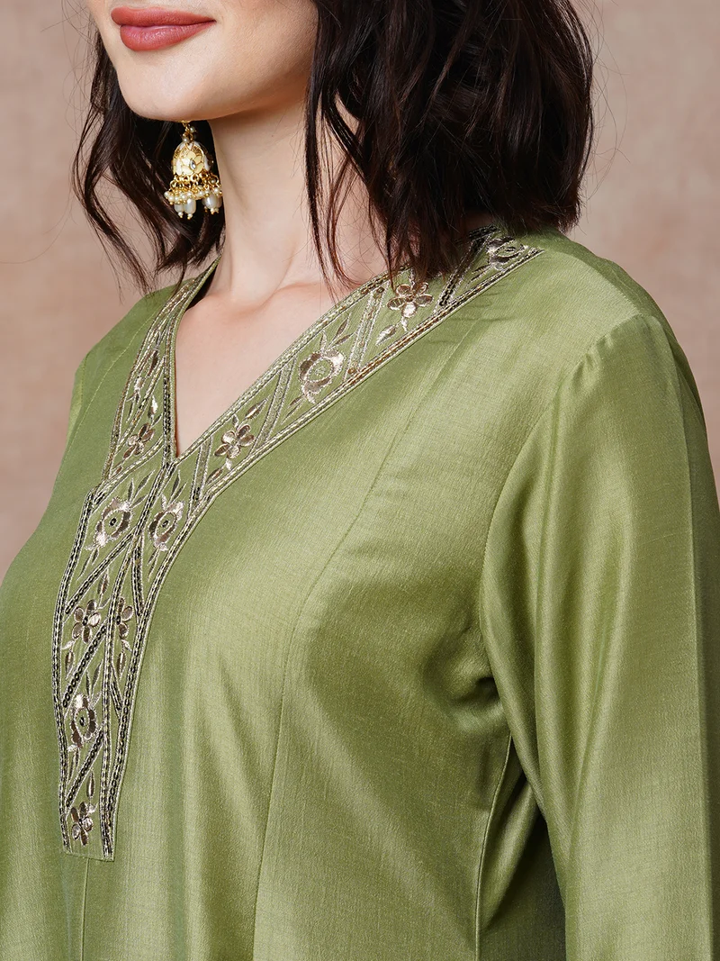 جلو باص Women Floral Embroidered Sequinned A Line Kurta & Trouser Set