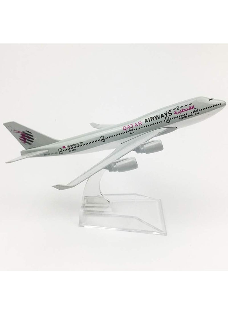 1:400 Scale Qatar Airways Boeing 747 Airplane Model - Image 4