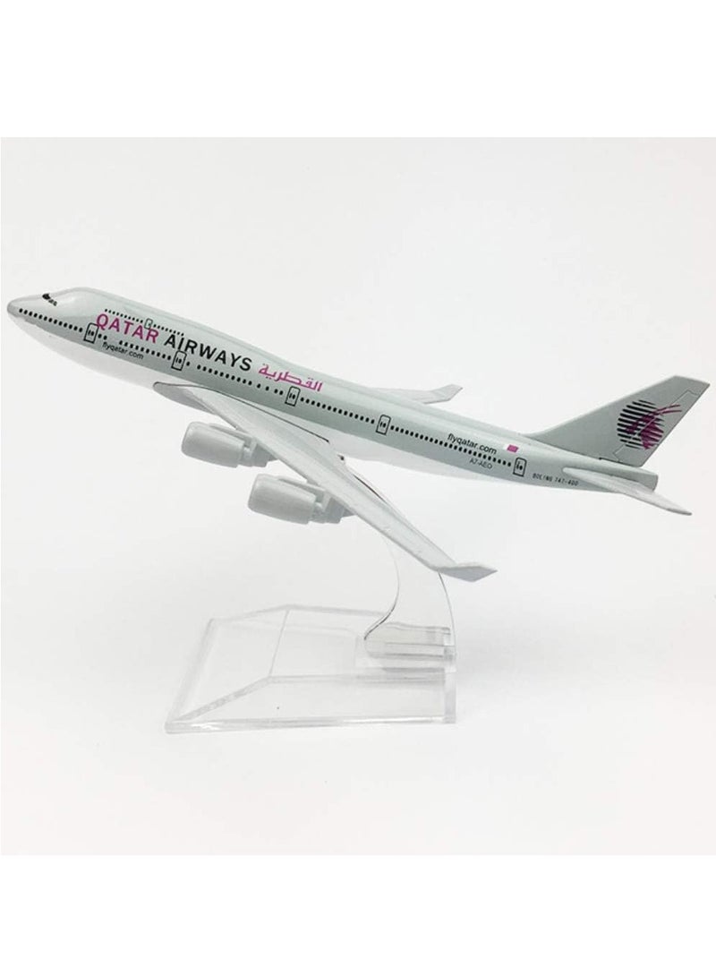 1:400 Scale Qatar Airways Boeing 747 Airplane Model - Image 1