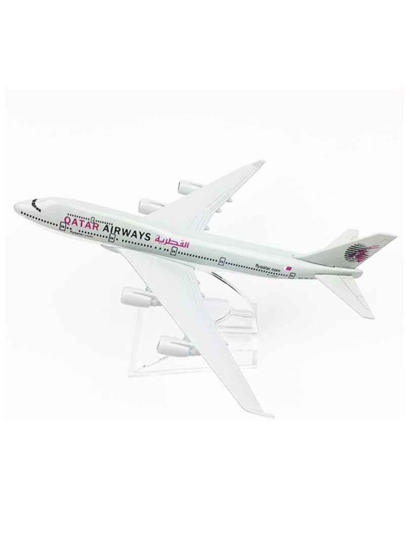 1:400 Scale Qatar Airways Boeing 747 Airplane Model - Image 3