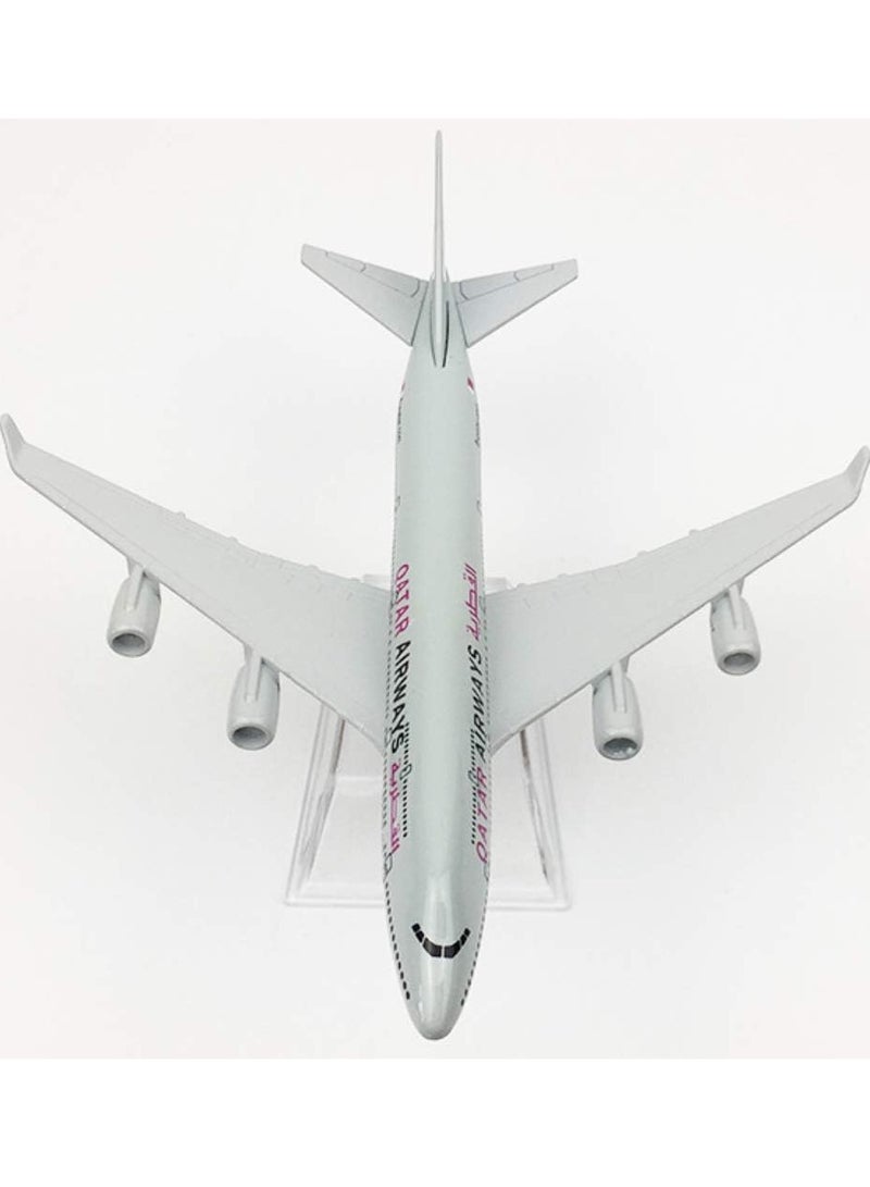 1:400 Scale Qatar Airways Boeing 747 Airplane Model - Image 2