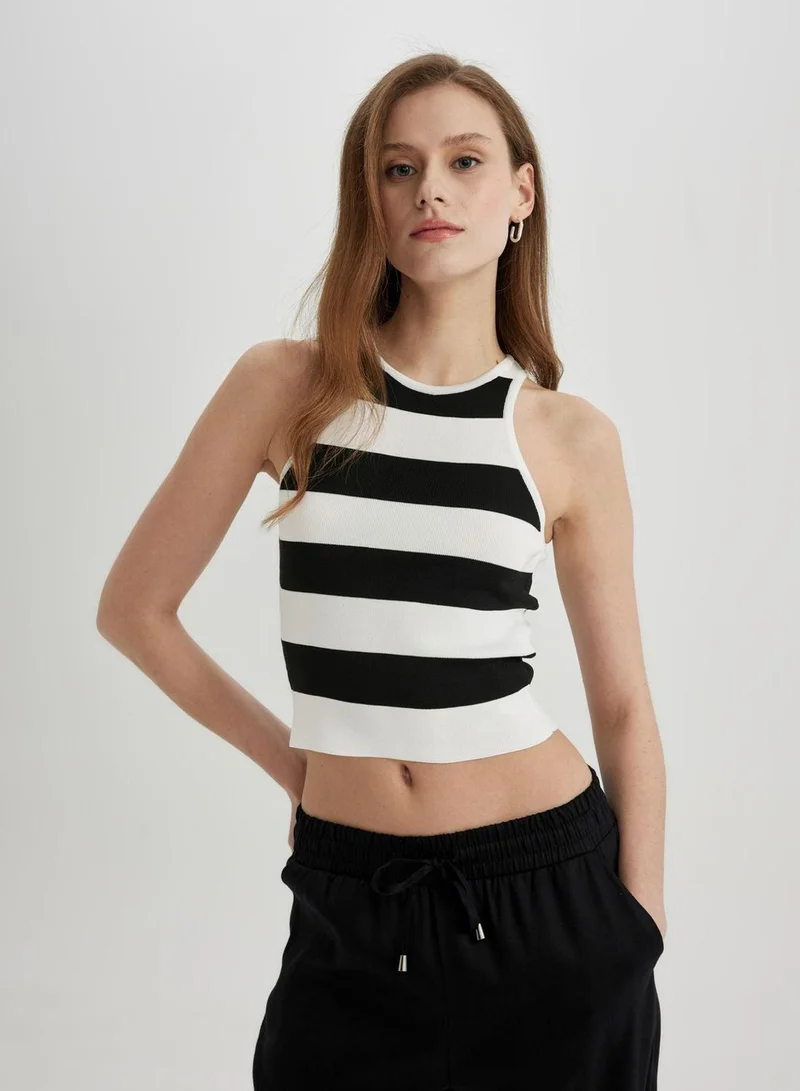 ديفاكتو تيشيرت داخلي بقصة ضيقة وياقة هالتر