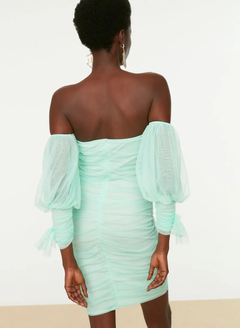 ترينديول فستان باكتاف عارية وقصة بديكون