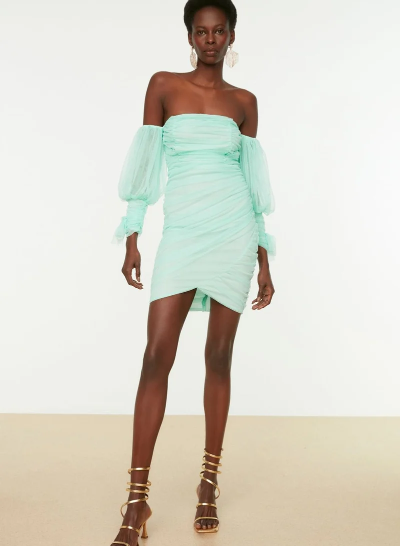 ترينديول فستان باكتاف عارية وقصة بديكون