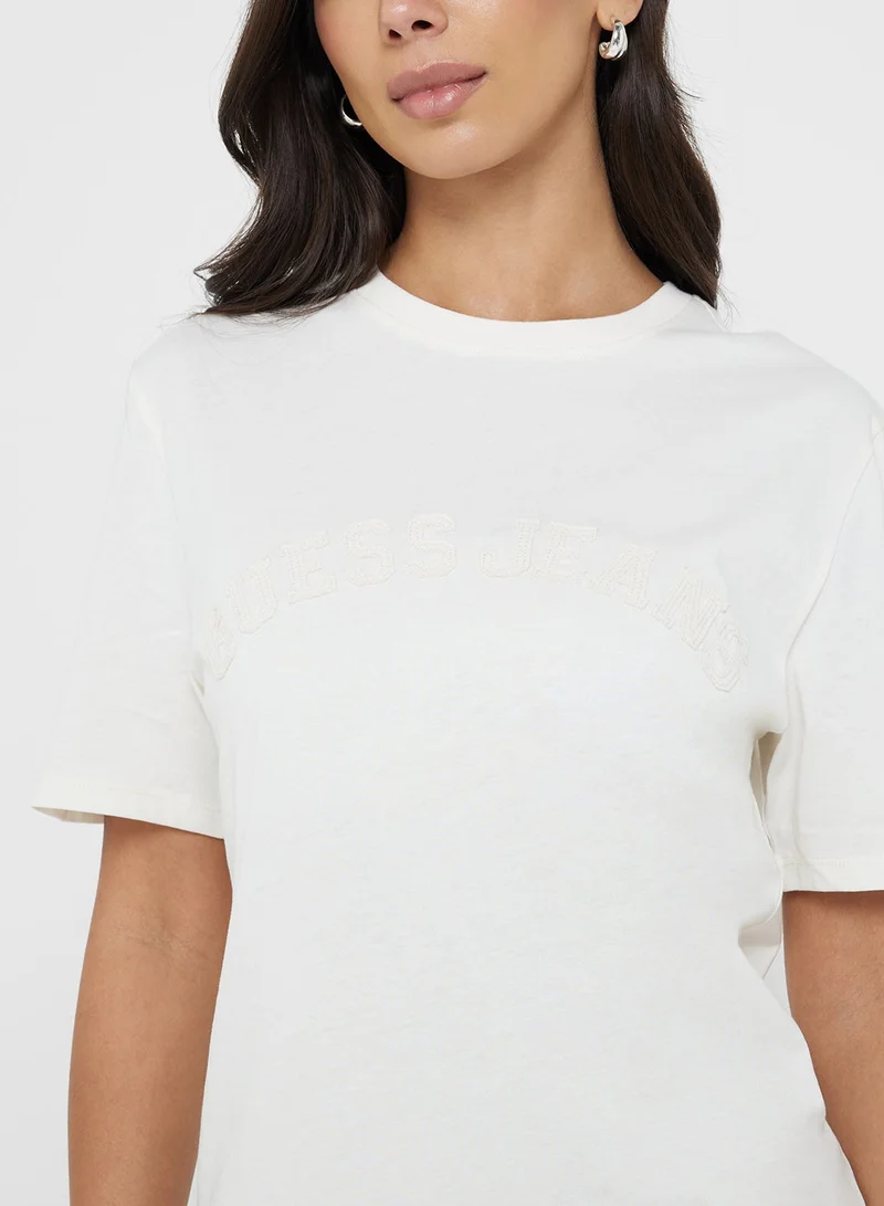 جس تيشيرت بياقة دائرية وشعار للجنسين