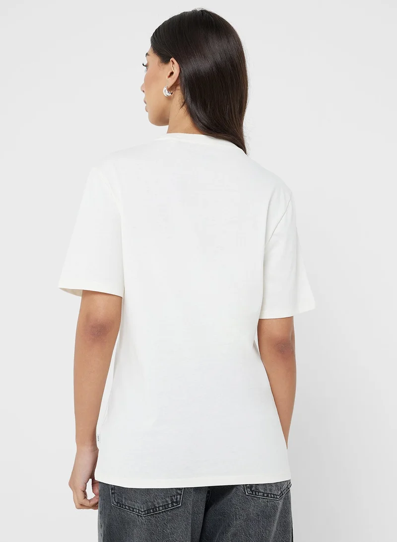 جس تيشيرت بياقة دائرية وشعار للجنسين