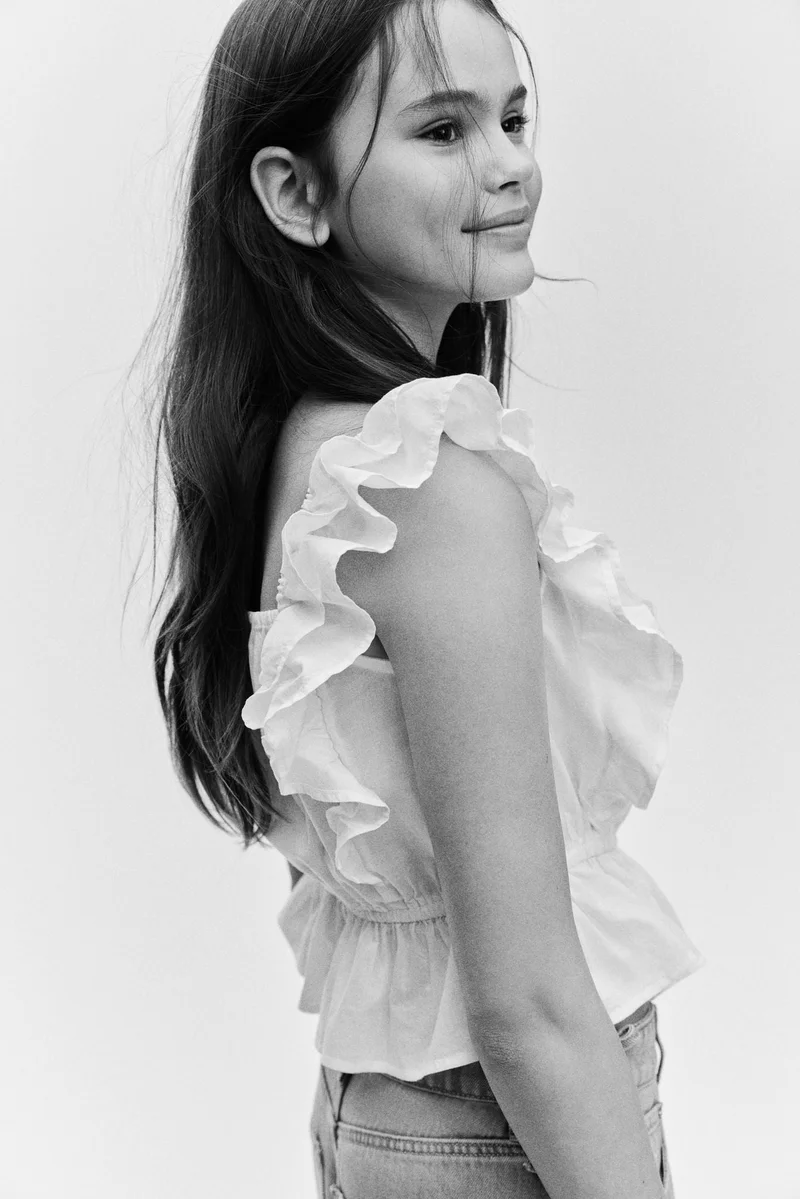 اتش اند ام بلوزة قطنية بأكمام مكشكشة