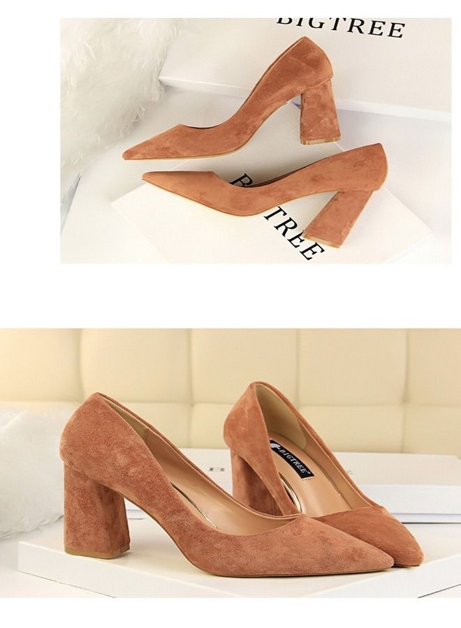 BIGTREE حذاء من الجلد المدبوغ بكعب عالٍ مدبب بفتحة ضحلة 8.5 سم بني - Image 2