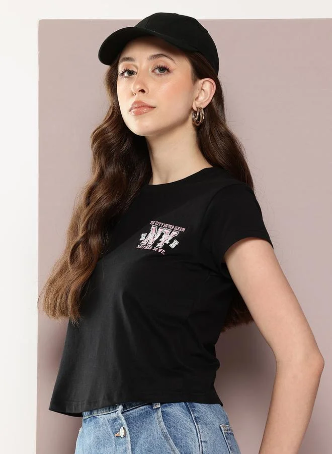 ديلينجر تيشيرت قصير بقصة عادية وتفاصيل مُطرّزة