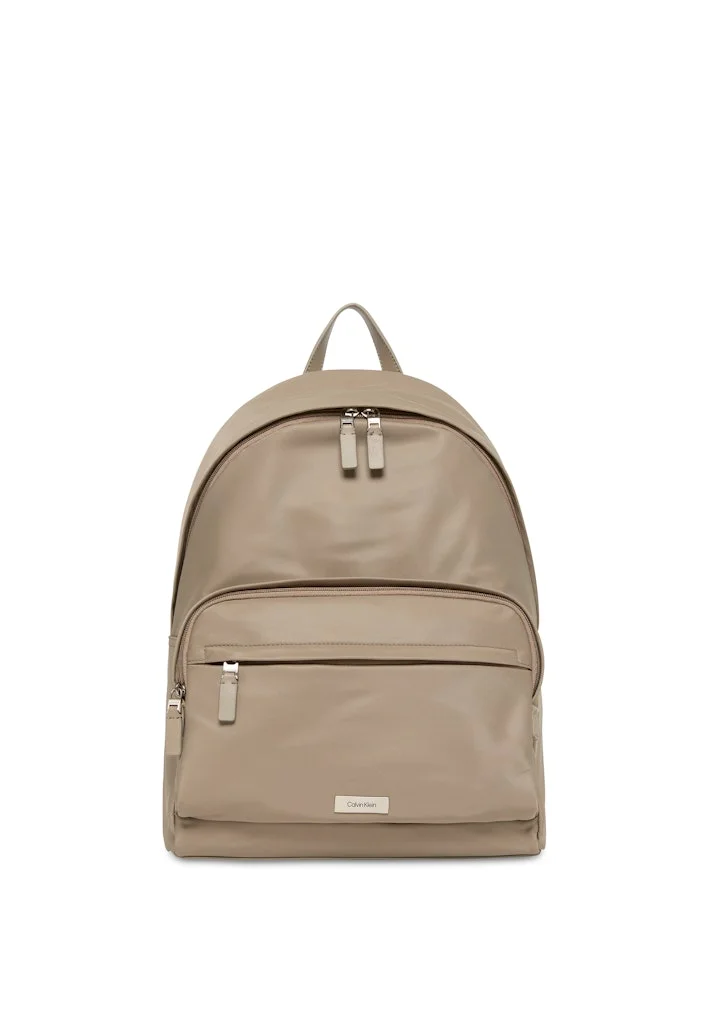 كالفن كلاين جينز حقيبة ظهر بشعار