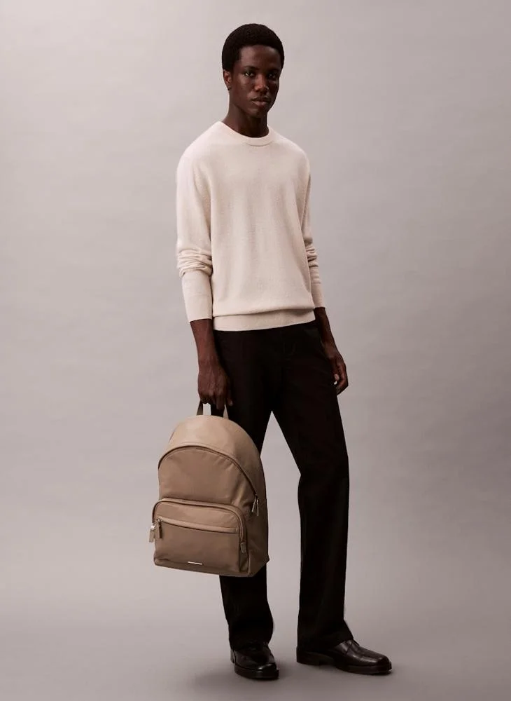 كالفن كلاين جينز حقيبة ظهر بشعار