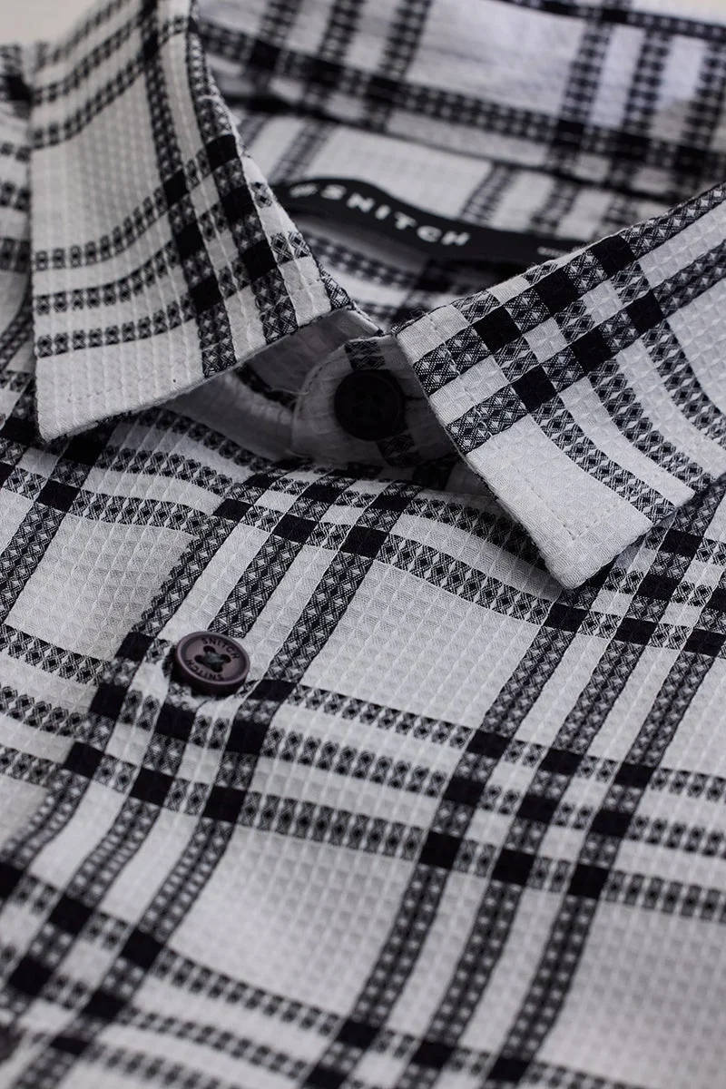 سنيتش قميص أبيض كاروهات بقصة ضيقة