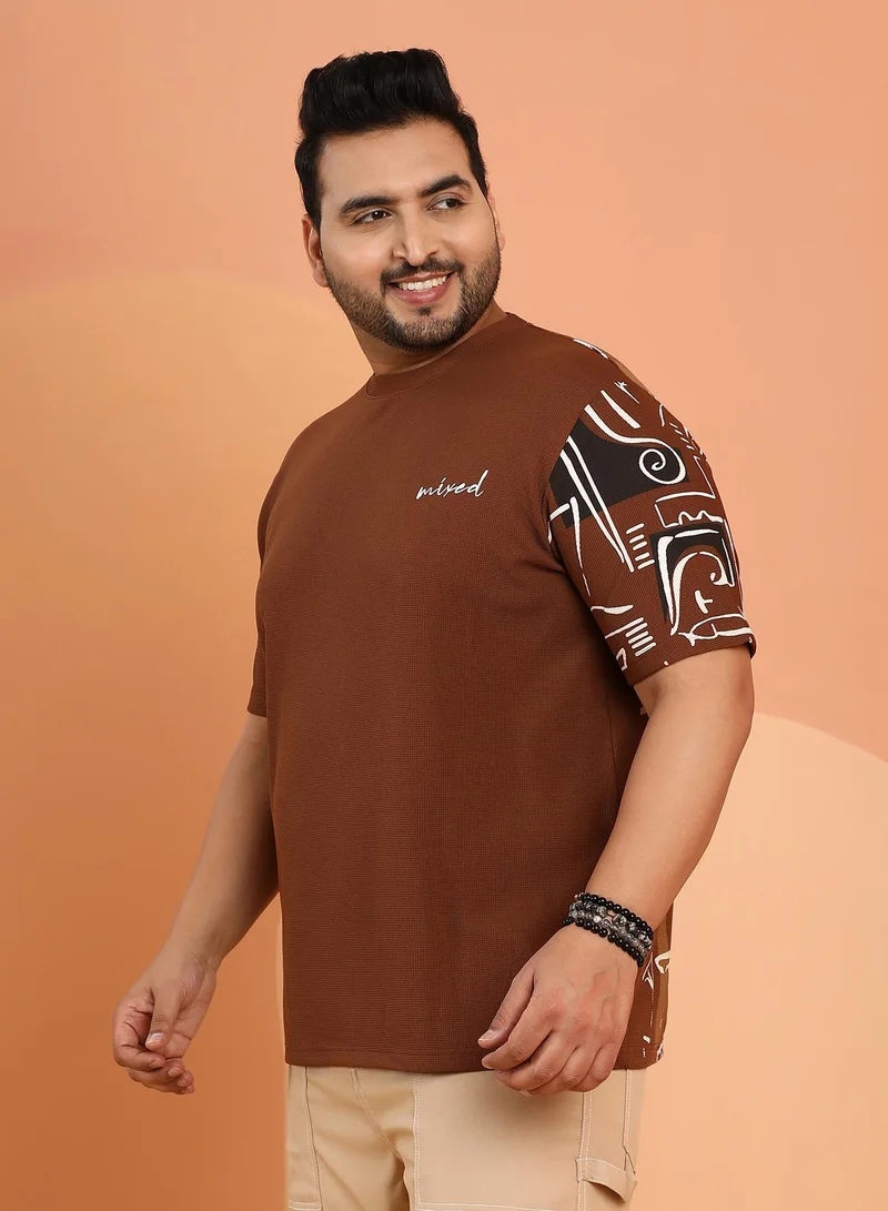 انستافاب بلس تيشيرت رجالي Instafab Plus بني موكا بقصة بوكسي بنقشة Folk-Wave للملابس الكاجوال