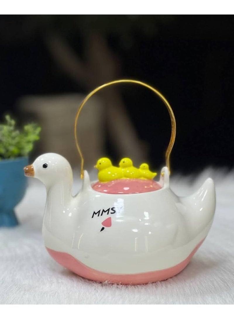 براد سيراميك أنيق على شكل بطة مع غطاء مزين بفراخ صفراء – تصميم ديكوري لطيف ومقبض ذهبي – مثالي للشاي أو القهوة أو كديكور عصري - Image 1