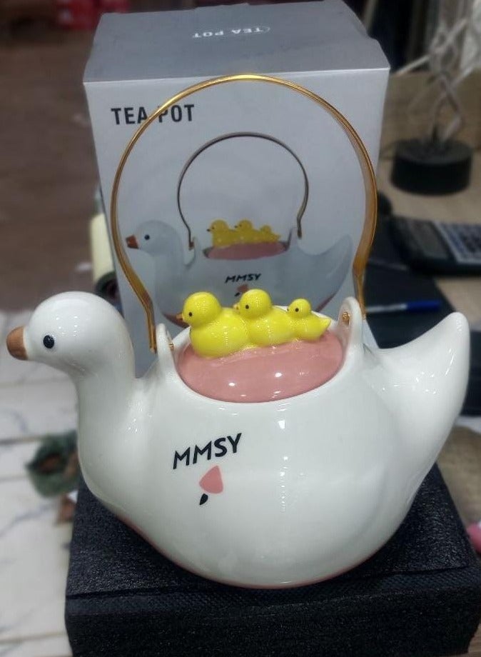 براد سيراميك أنيق على شكل بطة مع غطاء مزين بفراخ صفراء – تصميم ديكوري لطيف ومقبض ذهبي – مثالي للشاي أو القهوة أو كديكور عصري - Image 3