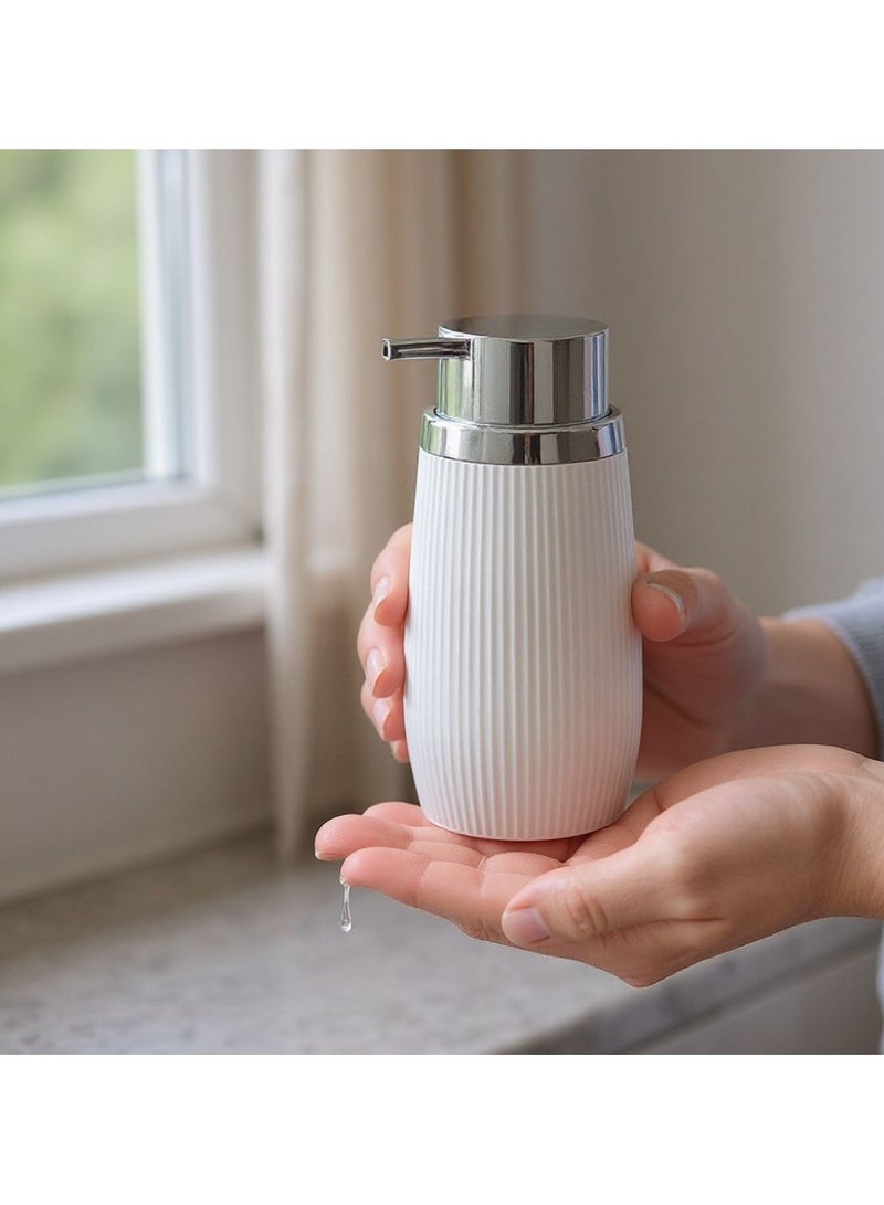 اوكانيوس  موزع صابون مخطط من الأكريليك سعة 300 مل قابل لإعادة التعبئة مع رأس مضخة من الكروم، ملحق أنيق للحمام والمطبخ، 8 سم عرض × 15.8 سم ارتفاع، أبيض - Image 3