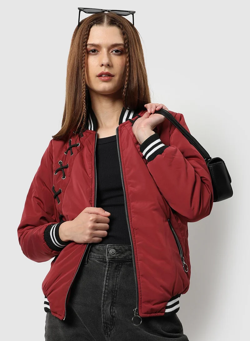 كامبوس سوترا جاكيت نسائي عنابي بسحاب أمامي وتفاصيل متقاطعة للاستخدام اليومي بياقة مرتفعة ومنخفضة وأكمام طويلة وإغلاق بسحاب مصنوع من البوليستر بقصة مريحة للارتداء اليومي