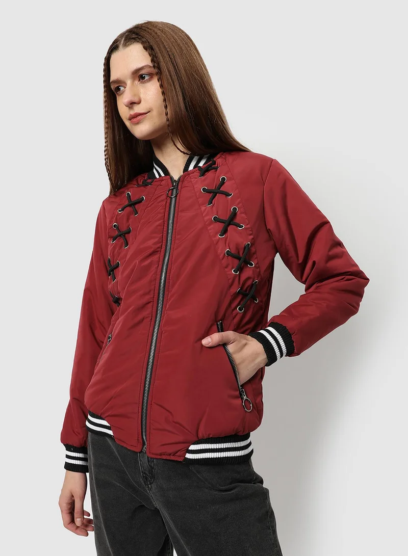 كامبوس سوترا جاكيت نسائي عنابي بسحاب أمامي وتفاصيل متقاطعة للاستخدام اليومي بياقة مرتفعة ومنخفضة وأكمام طويلة وإغلاق بسحاب مصنوع من البوليستر بقصة مريحة للارتداء اليومي