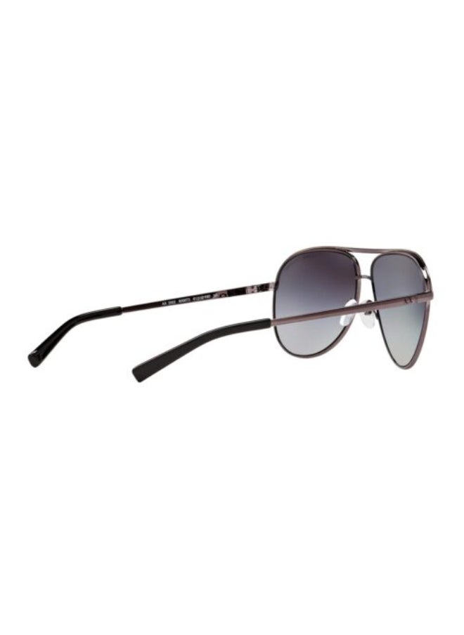 Armani Exchange - نظارات شمسية معدنية بشكل طيار للرجال والنساء مستقطبة 2002 - حجم العدسة: 61 مم - لون أسود وفضي لامع - Image 1