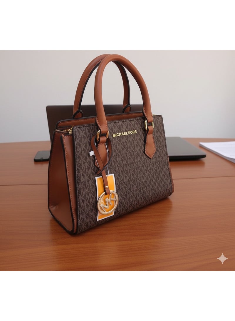 ام كي حقيبة MK Hope متوسطة الحجم بشعار وجلد من قماش الكانفاس المطلي باللون البني المميز.