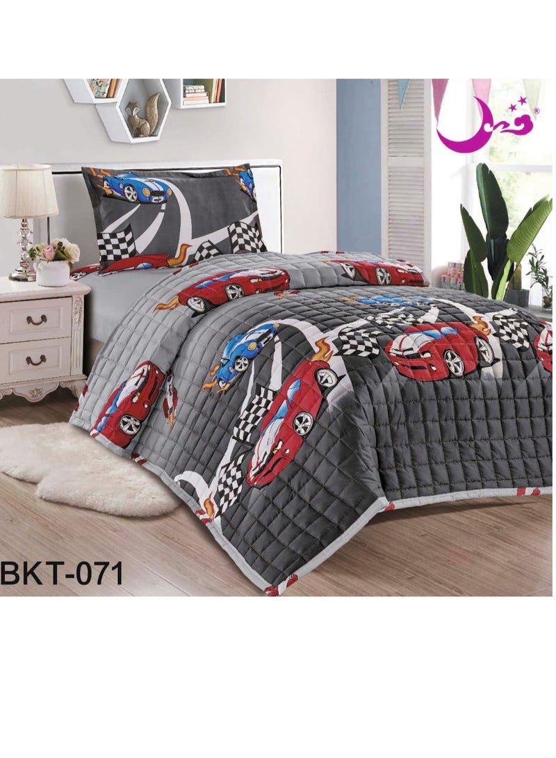 Moon Children's drawings compressed bedspread for one and a half people. Add a dose of vitality to your little ones' room decor by purchasing this beautiful bedspread. 