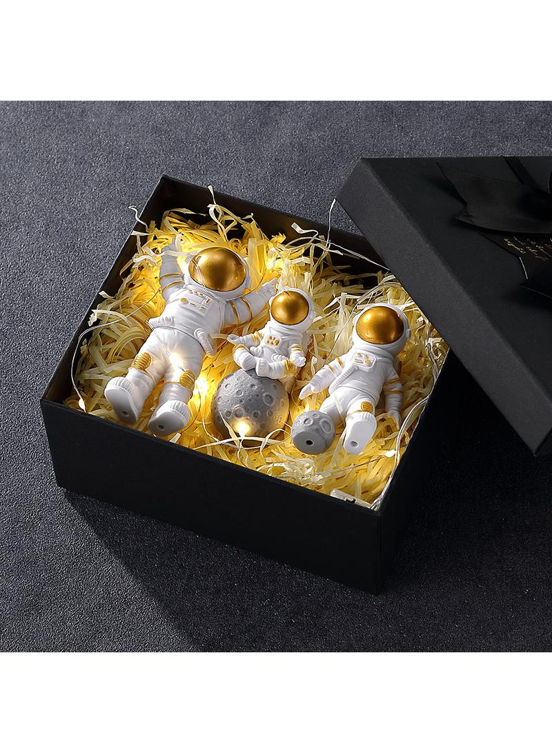 Bluejw مجموعة تماثيل رائد الفضاء من 3 قطع - تمثال رائد الفضاء للزينة على المكتب والطاولة - زينة كوكب رائد الفضاء من الراتنج لغرفة نوم ذات طابع الفضاء - زينة كعكة - مجموعة نموذجية - Image 4