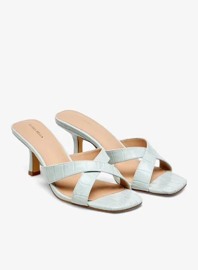 فلورا بيلا من شو إكسبرس صنادل نسائية بكعب صغير وحزام متقاطع بنقوش