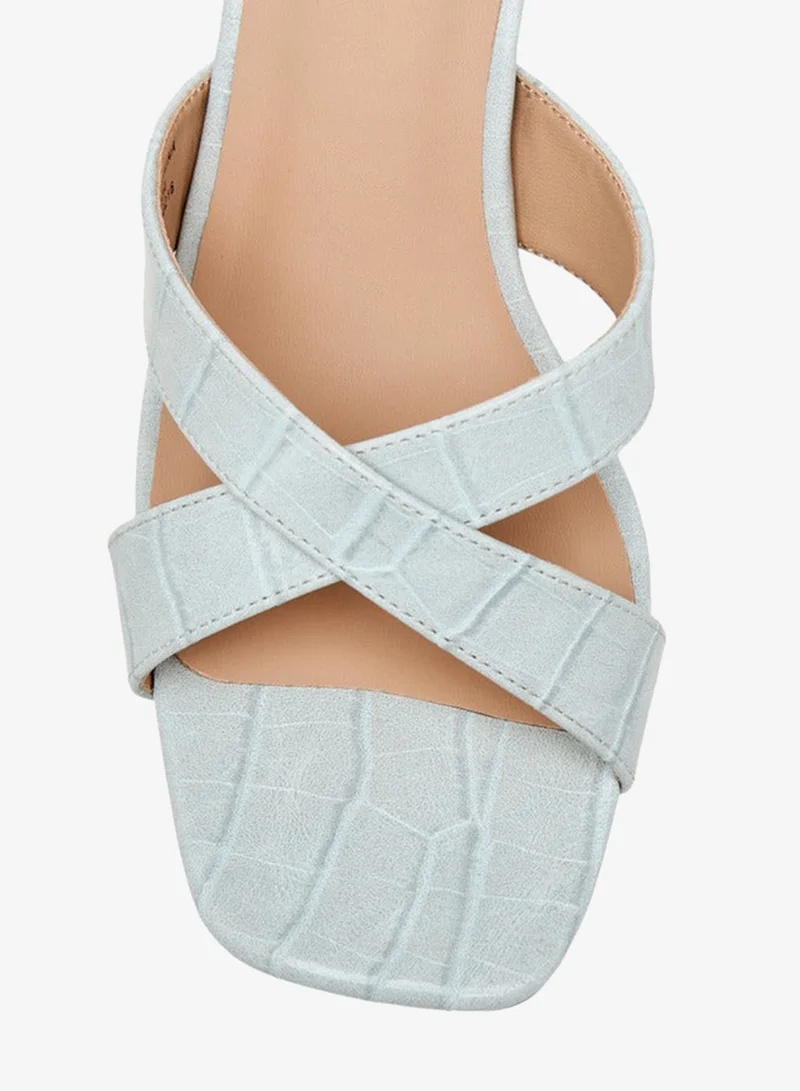 فلورا بيلا من شو إكسبرس صنادل نسائية بكعب صغير وحزام متقاطع بنقوش