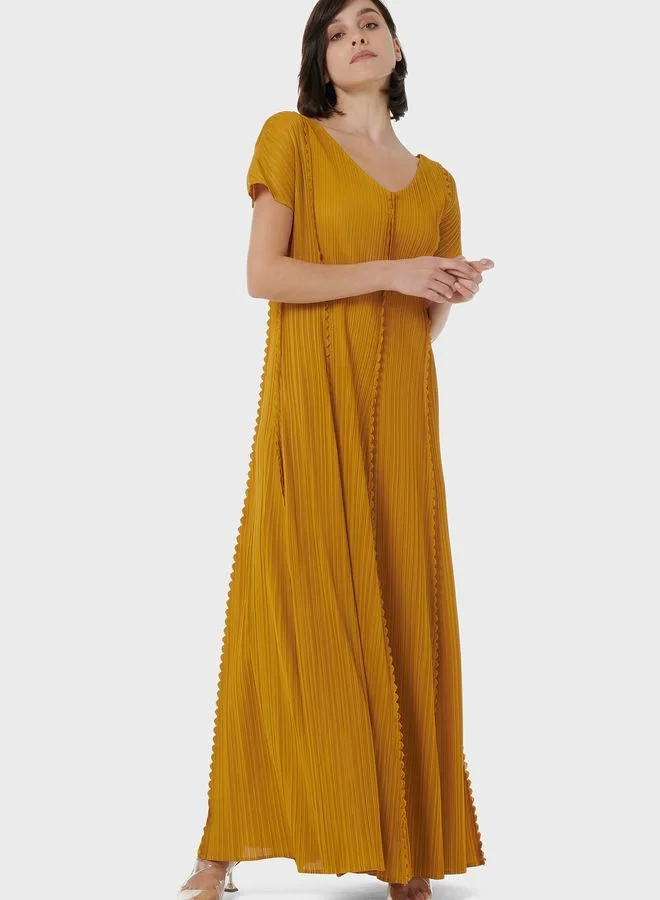 leem Scalloped Edges Vertical Plisse Kaftan