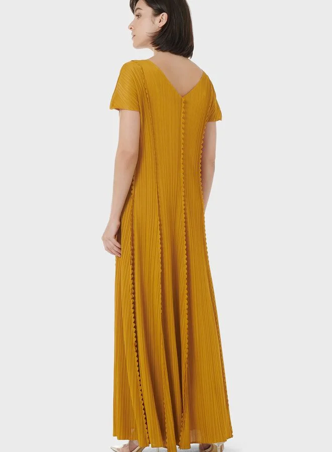 leem Scalloped Edges Vertical Plisse Kaftan