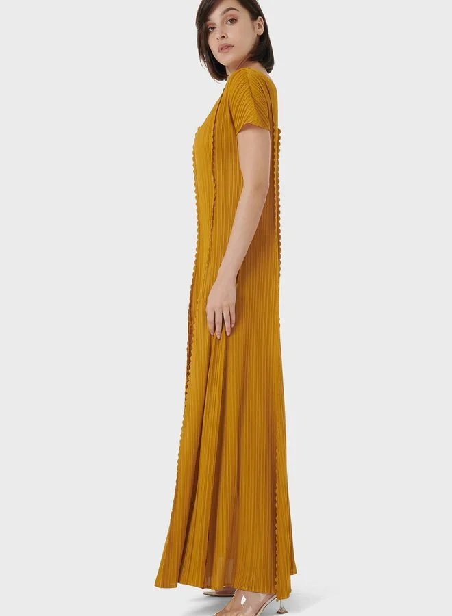 leem Scalloped Edges Vertical Plisse Kaftan
