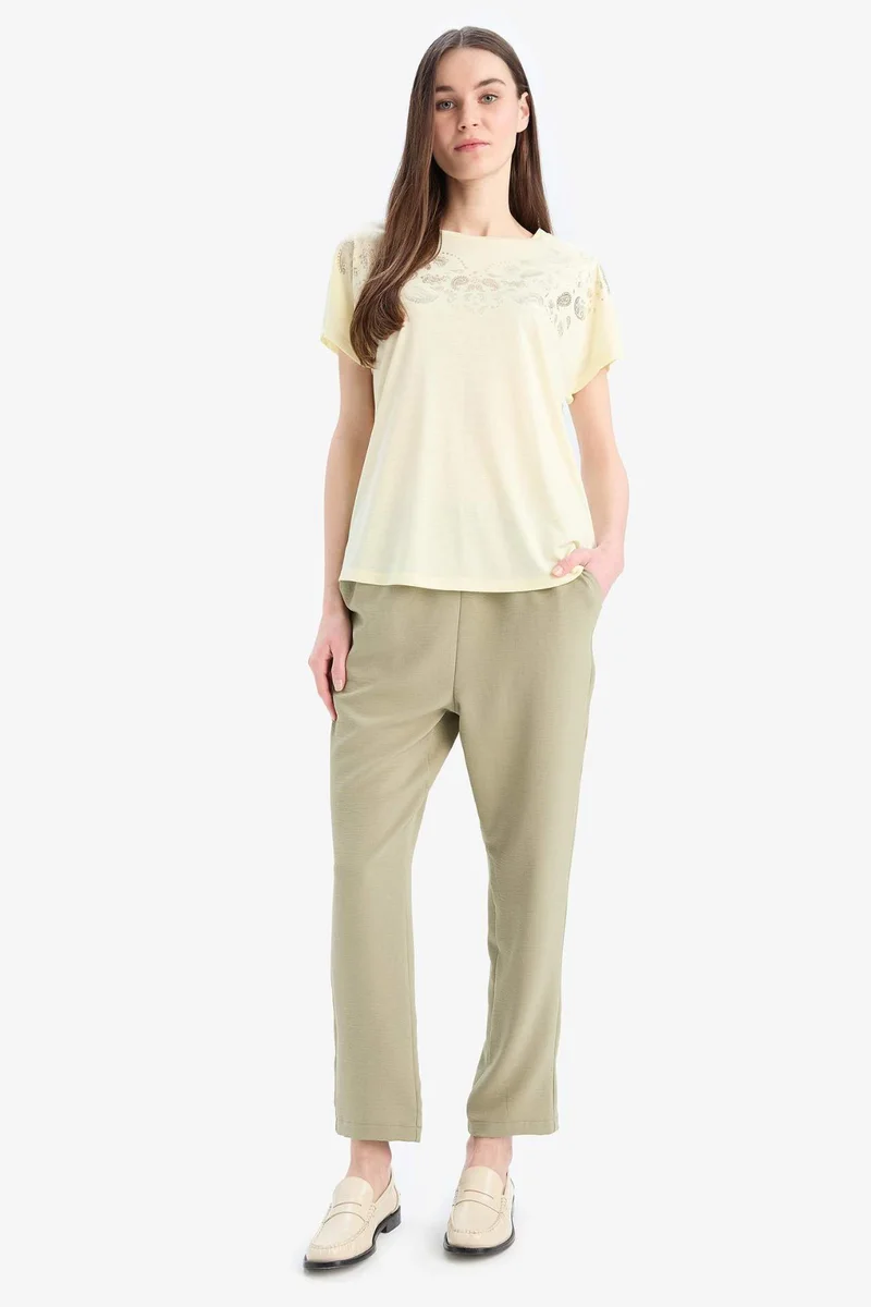 ديفاكتو Traditional Crew Neck Short Sleeve T-Shirt