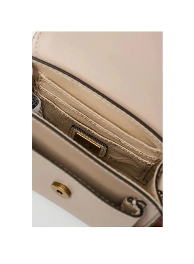 جس حقيبة صغيرة بتفاصيل شعار Izzy Micro من Guess - Image 4