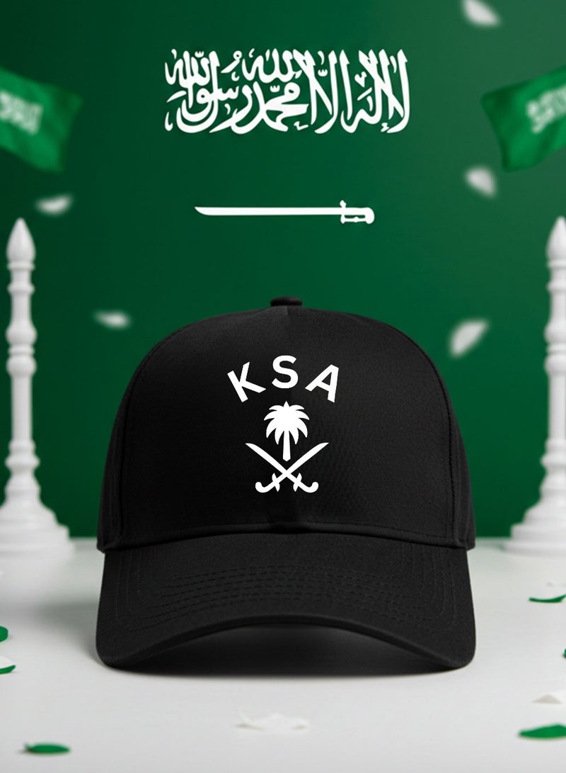 لوحة كاب مصنوع من القطن بتصميم لمناسبة اليوم الوطني السعودي وللتعبير عن حب الوطن في كل وقت - Image 1