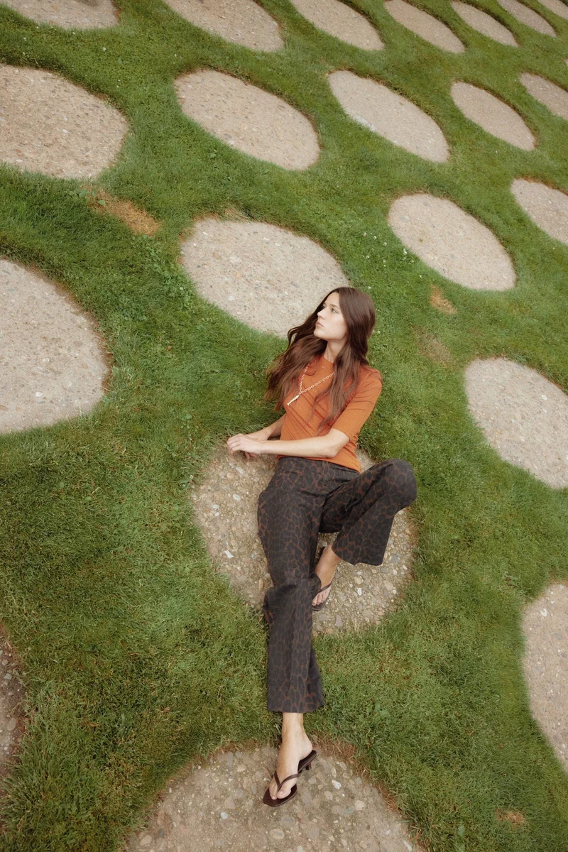 اتش اند ام جينز بخصر عالي وقصّة واسعة