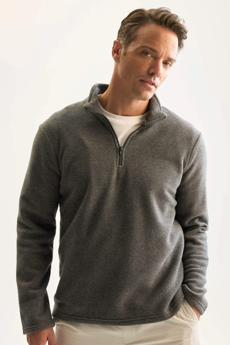 ديفاكتو Regular Fit Long Sleeve Sweatshirt