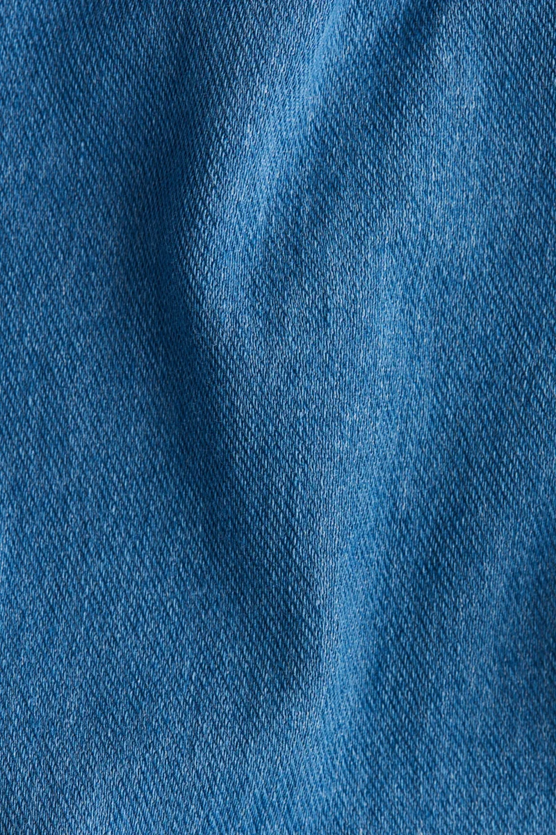 اتش اند ام بنطلون بمظهر من الدنيم