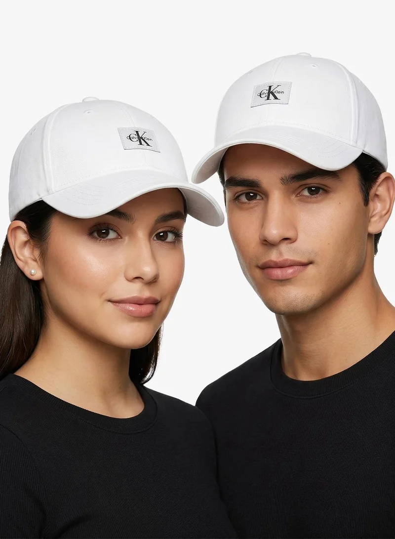 كالفن كلاين قبعة مطرزة بنمط أحرف