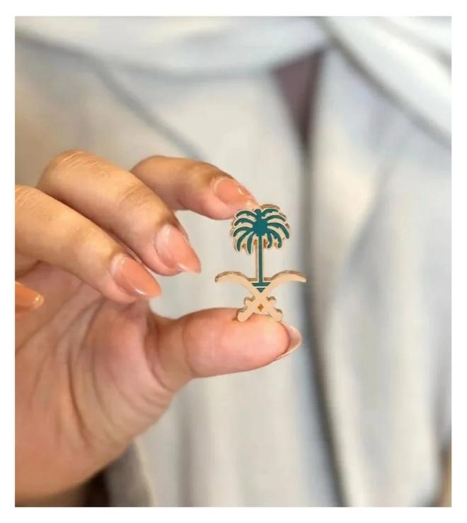 دبوس بروش اليوم الوطني السعودي مع تصميم شعار المملكة العربية السعودية ، مثالي لتزيين الملابس للاحتفال باليوم الوطني السعودي. - Image 1
