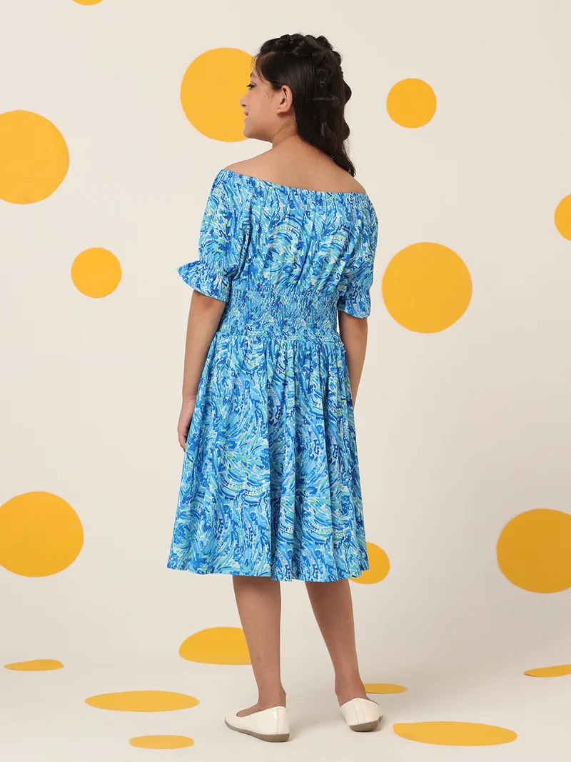 شيري أند جيري فستان بطبعة كرز وجيري من قماش السيرسكر بطبقتين بطول الركبة