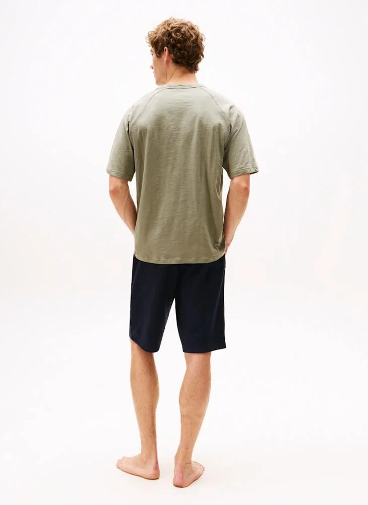 تومي هيلفيغر تيشيرت مريح أساسي بنقشة