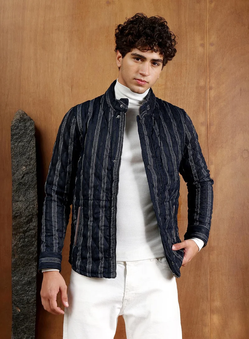 كامبوس سوترا Campus Sutra Men's Navy Blue Woven-Striped Quilted Jacket | Stand Collar , Regular Sleeves , Zipper Closure , Straight Hem | Stripes Quilted For Casual & Daily Wear