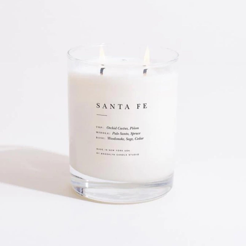 Brooklyn Candle Studio شمعة بروكلين كاندل ستوديو سانتا في الكلاسيكية ذات الشمعتين - شمعة معطرة فاخرة، شمع الصويا النباتي، مصنوعة يدويًا في الولايات المتحدة الأمريكية، 70 ساعة من وقت الاحتراق البطيء - 13 أونصة - Image 1