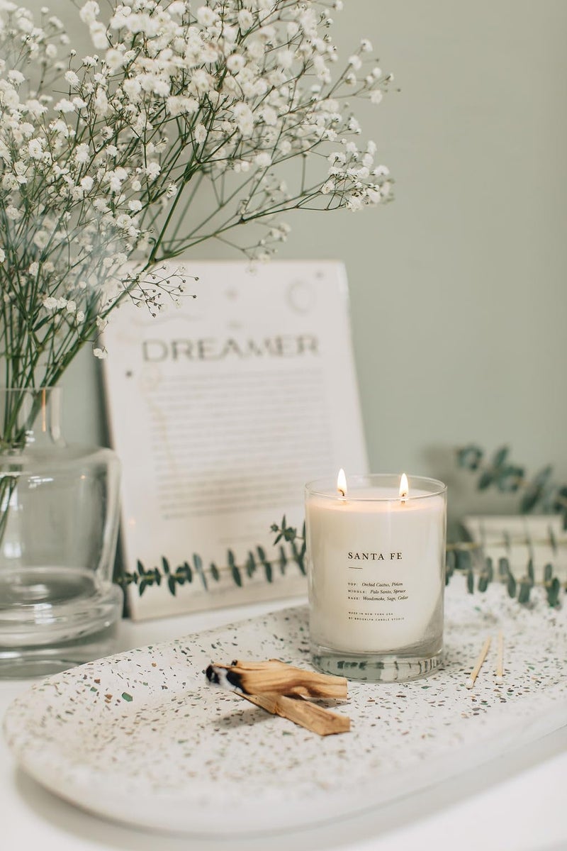 Brooklyn Candle Studio شمعة بروكلين كاندل ستوديو سانتا في الكلاسيكية ذات الشمعتين - شمعة معطرة فاخرة، شمع الصويا النباتي، مصنوعة يدويًا في الولايات المتحدة الأمريكية، 70 ساعة من وقت الاحتراق البطيء - 13 أونصة - Image 4