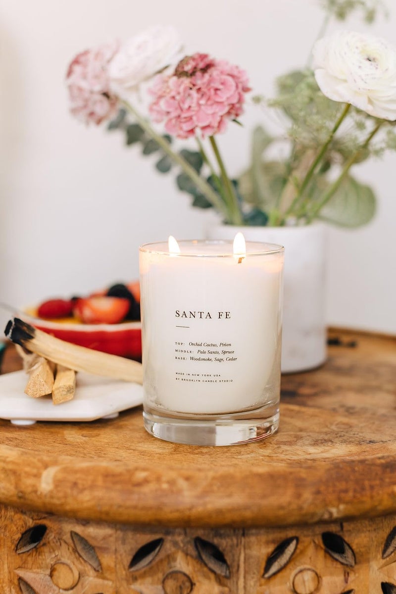 Brooklyn Candle Studio شمعة بروكلين كاندل ستوديو سانتا في الكلاسيكية ذات الشمعتين - شمعة معطرة فاخرة، شمع الصويا النباتي، مصنوعة يدويًا في الولايات المتحدة الأمريكية، 70 ساعة من وقت الاحتراق البطيء - 13 أونصة - Image 5