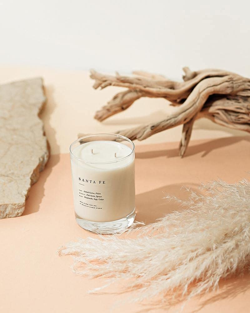 Brooklyn Candle Studio شمعة بروكلين كاندل ستوديو سانتا في الكلاسيكية ذات الشمعتين - شمعة معطرة فاخرة، شمع الصويا النباتي، مصنوعة يدويًا في الولايات المتحدة الأمريكية، 70 ساعة من وقت الاحتراق البطيء - 13 أونصة - Image 3
